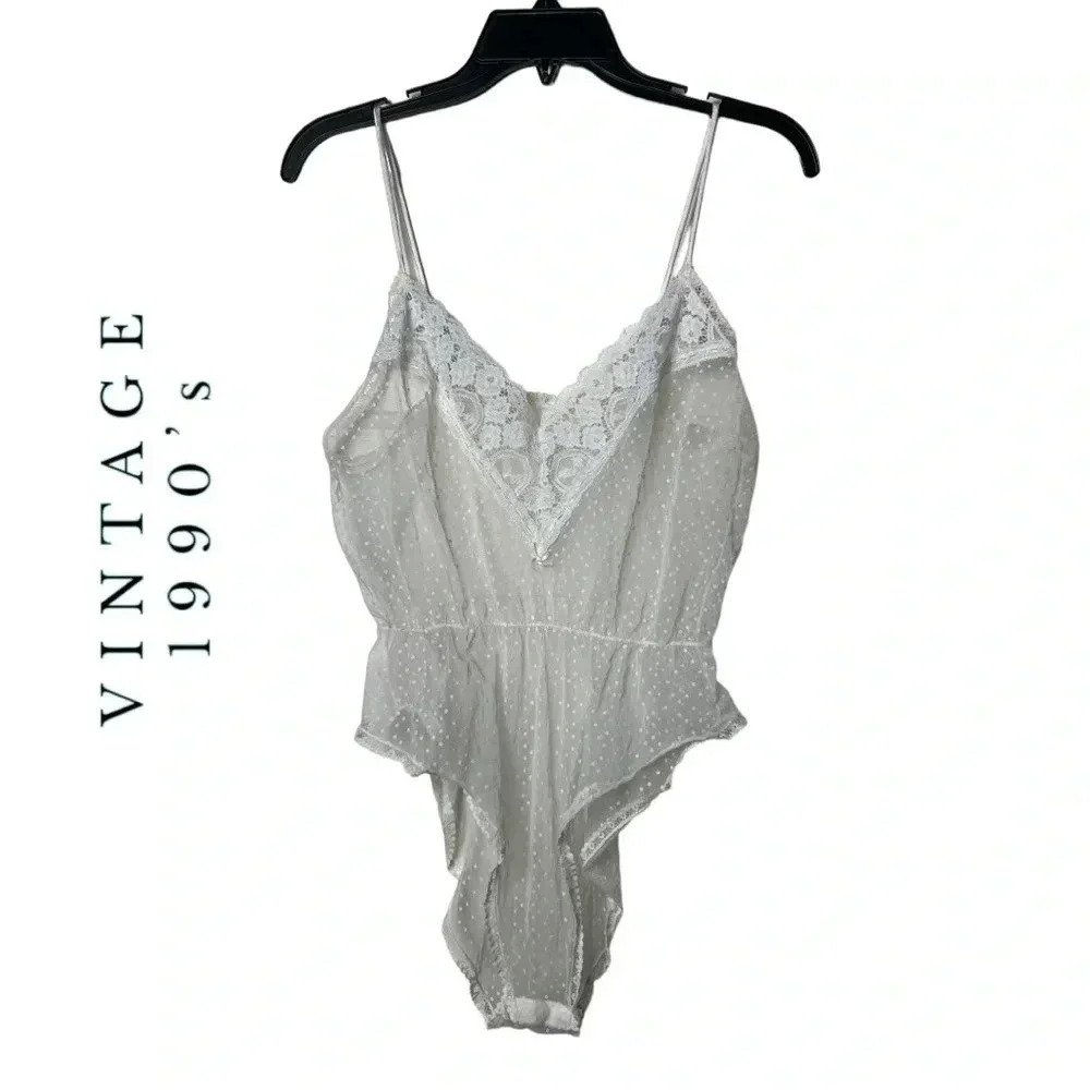 1740. VINTAGE 1990’s ONE PIECE LINGERIE NIGHTIE‎ LACE/RUFFLES/SWISS DOTS WHITE